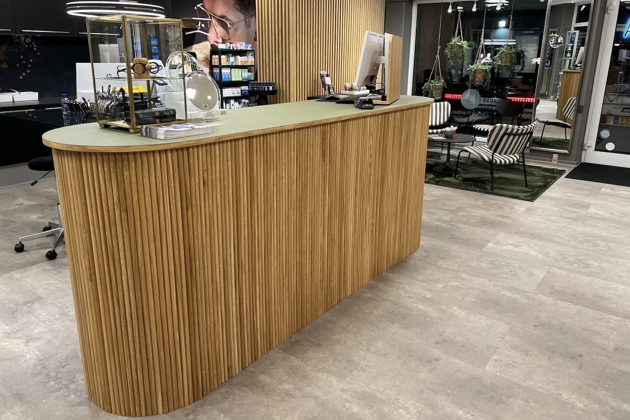 Podie.dk har lavet en oval skranke