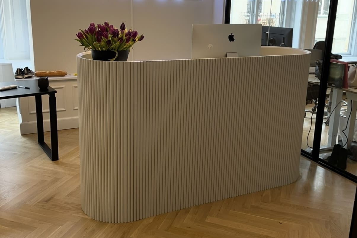 buet skranke i en reception