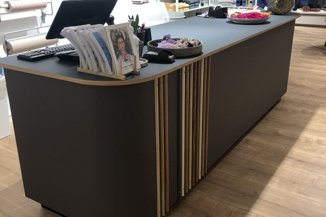 sort skranke i butik